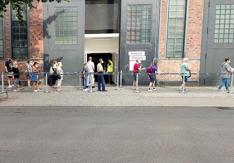Warteschlange vor Corona-Impfzentrum im Sommer 2021, über dts Nachrichtenagentur
