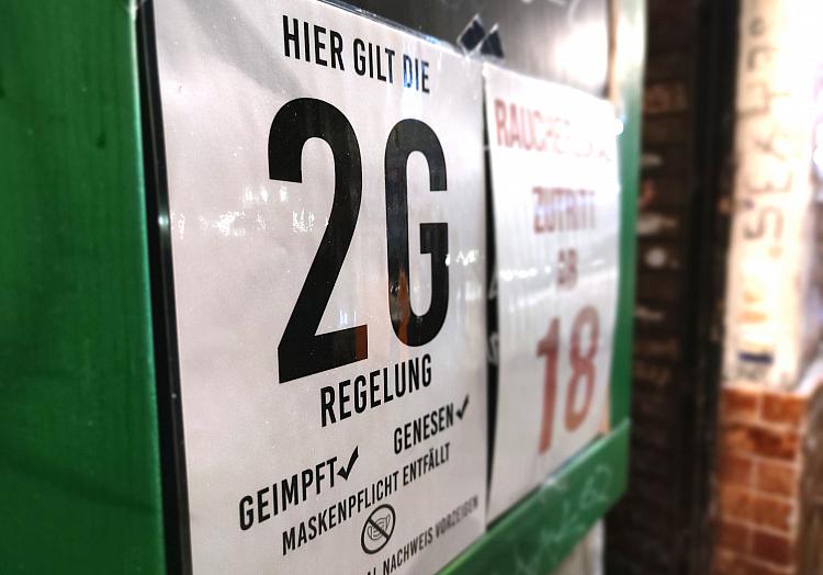 2G-Hinweisschild an einer Bar, über dts Nachrichtenagentur