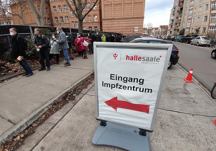 Das waren noch Zeiten: Lange Schlange vor Impfzentrum in 2021, über dts Nachrichtenagentur