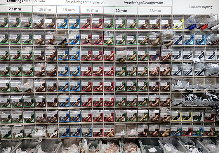 Rohrfittings in einem Baumarktregal, über dts Nachrichtenagentur