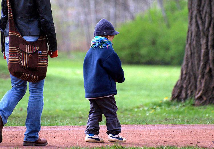 Mutter mit Kleinkind, über dts Nachrichtenagentur