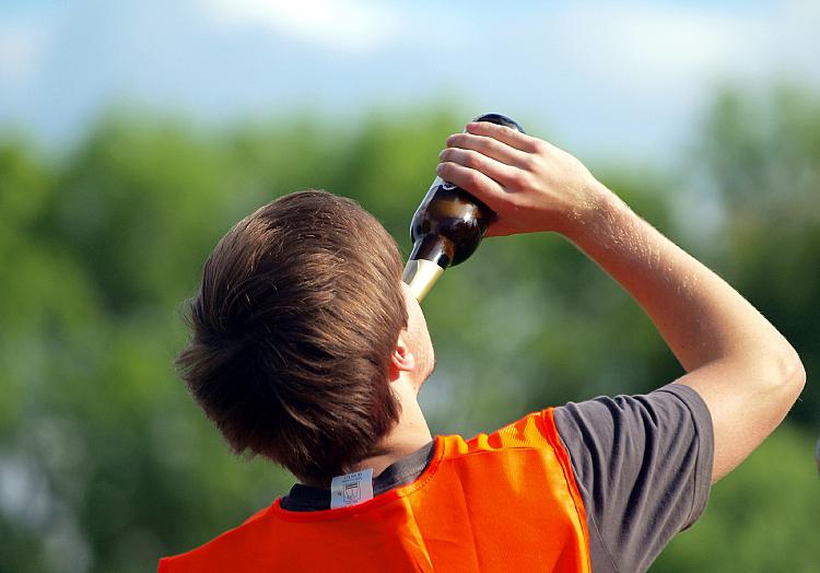 Biertrinkender Jugendlicher, über dts Nachrichtenagentur