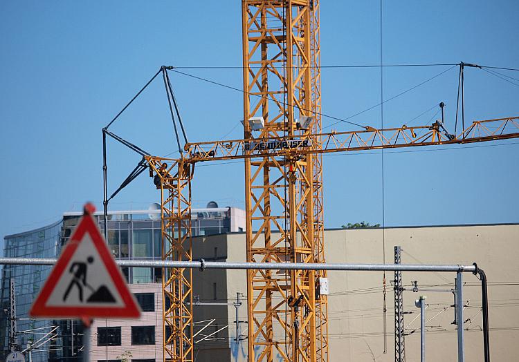 Baukräne auf einer Baustelle, über dts Nachrichtenagentur