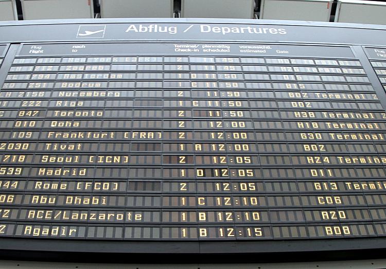 Ankunfts- und Abflugstafel an einem Flughafen, über dts Nachrichtenagentur