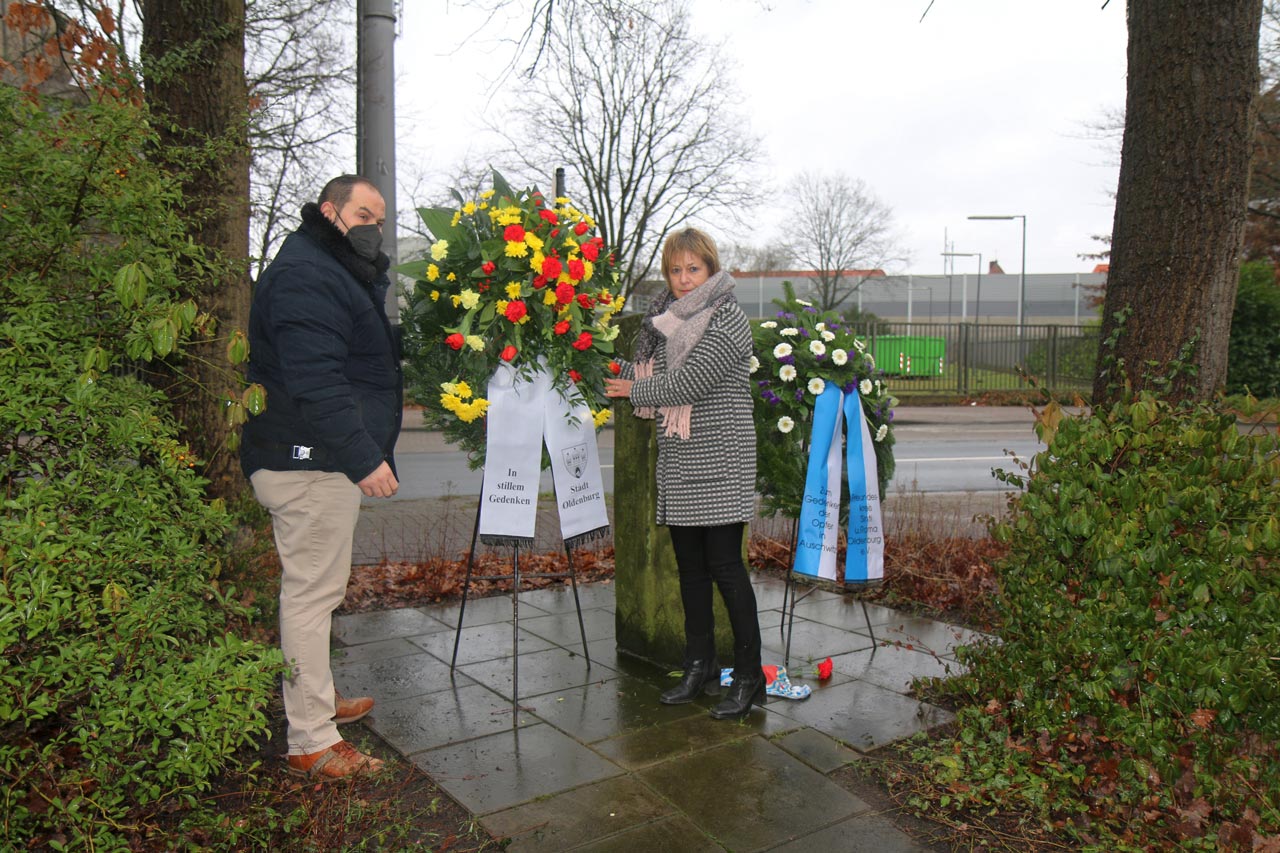 Christel Schwarz und Bürgermeisterin Christine Wolff legten am Mahnmal für Sinti und Roma Kränze nieder.