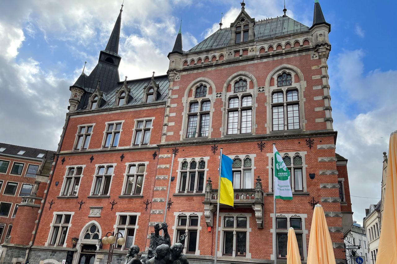Seit gestern Nachmittag hängen sowohl die ukrainische Nationalflagge als auch die Fahne der „Mayors for Peace“ beim Oldenburger Rathaus.