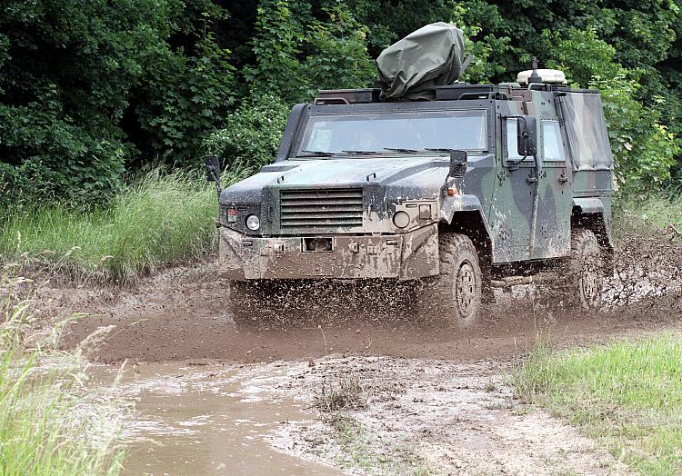 Kein E-Auto: Bundeswehr-Fahrzeug fährt durch Schlamm, über dts Nachrichtenagentur