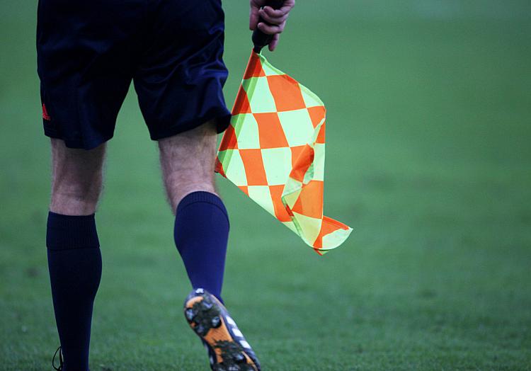 Linienrichter beim Fußball mit Fahne, über dts Nachrichtenagentur
