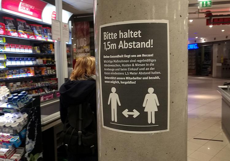 Abstandregel im Supermarkt, über dts Nachrichtenagentur