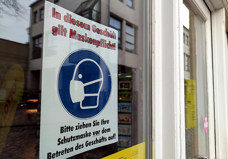 Corona-Hinweisschild im Einzelhandel, über dts Nachrichtenagentur