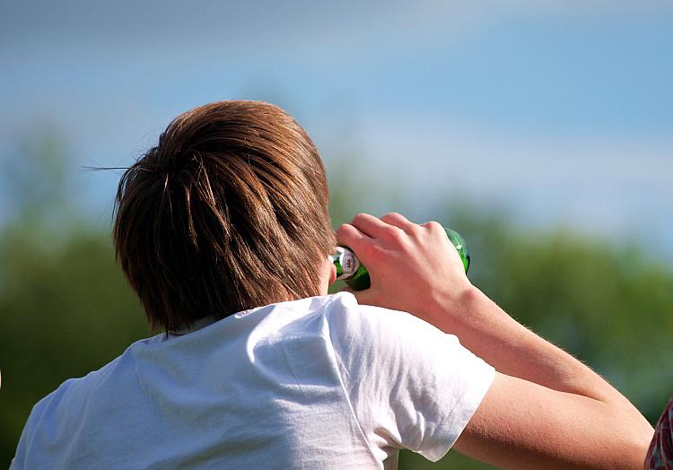 Biertrinkender Mann, über dts Nachrichtenagentur