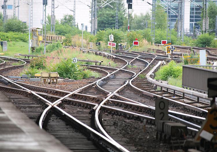 Schienen am Bahnsteig, über dts Nachrichtenagentur