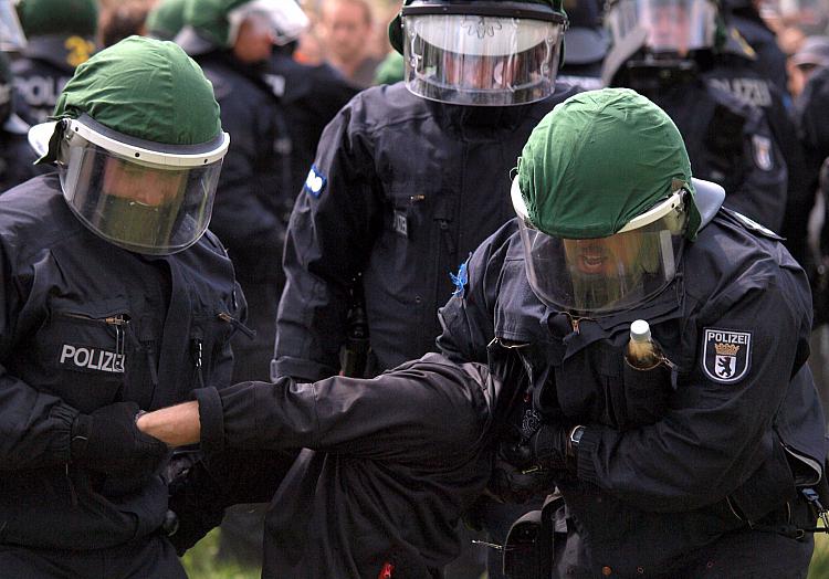 Polizisten führen eine Festnahme durch, über dts Nachrichtenagentur