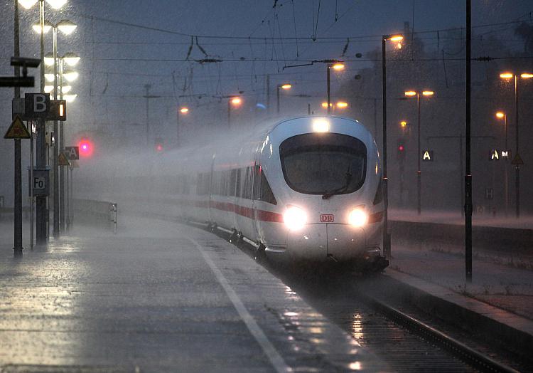 ICE-Zug bei Unwetter, über dts Nachrichtenagentur