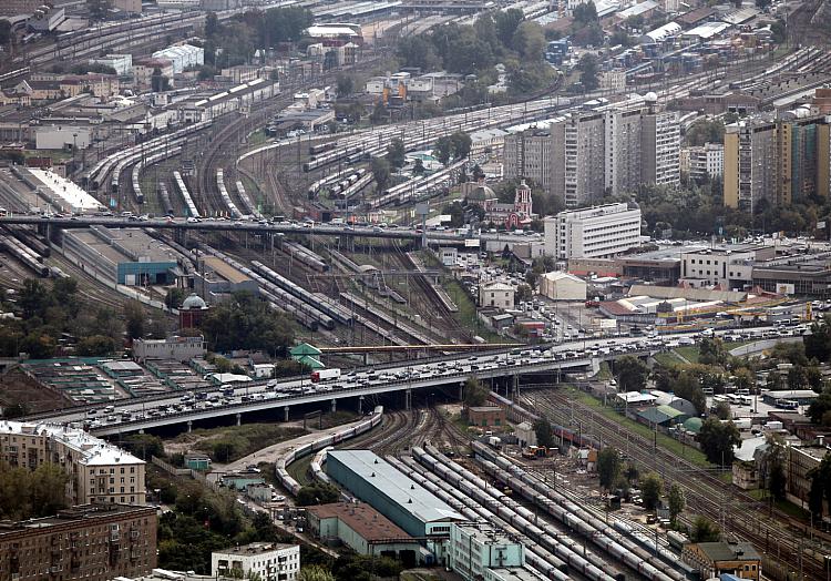Straßenverkehr und Zugverkehr in Moskau (Russland), über dts Nachrichtenagentur