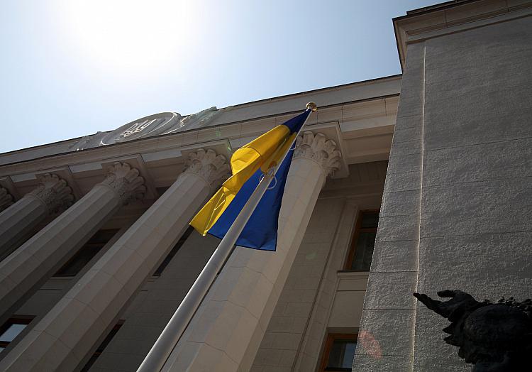 Ukrainische Flagge vor dem Parlament in Kiew, über dts Nachrichtenagentur