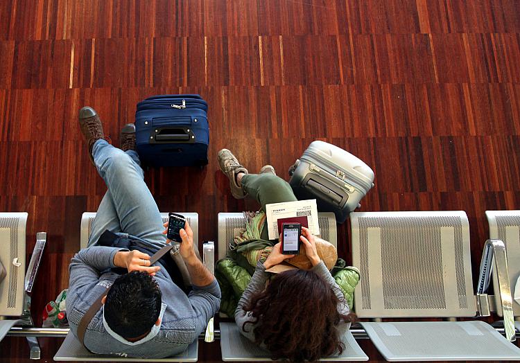 Ein Pärchen wartet am Flughafen, über dts Nachrichtenagentur