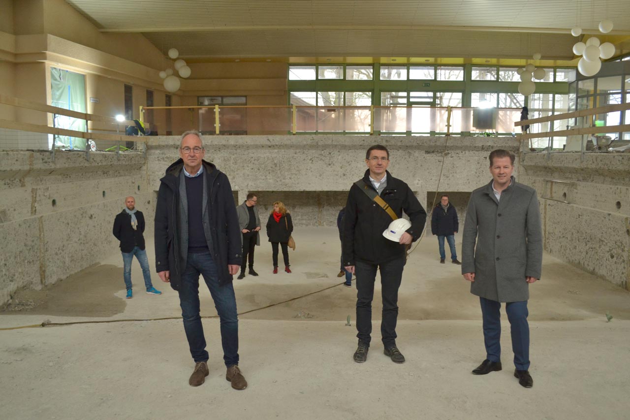 Bürgermeister Henning Dierks ( vorne von rechts), Olav Rothauscher (Geschäftsführer und Architekt) und Udo Janßen (Architekt, beide Janßen Bär Partnerschaft als Generalplaner) sowie Kurdirektor Dr. Norbert Hemken (hinten links) waren bei dem Startschuss dabei.