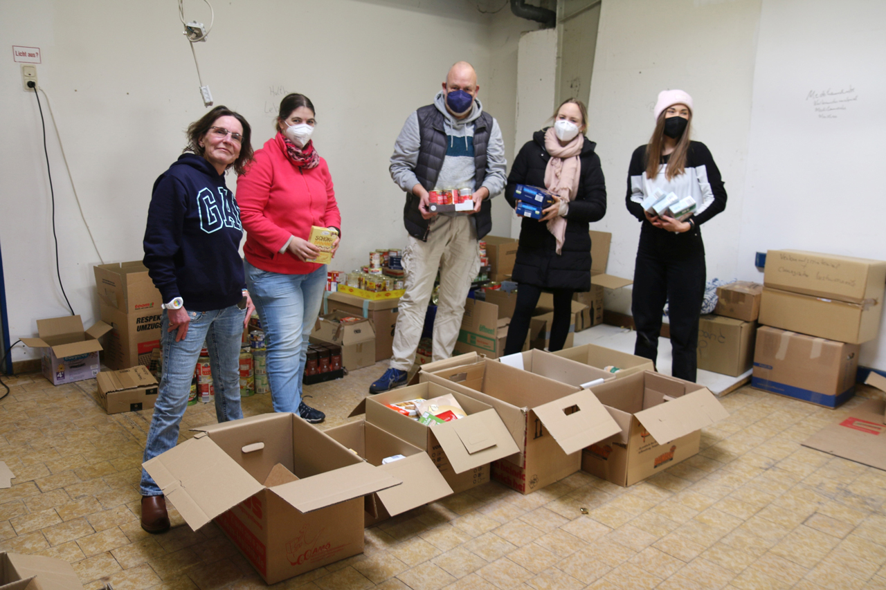 Zahlreiche Ehrenamtliche packen an, um die Lebensmittel und anderen Hilfsgüter für den Krieg in der Ukraine zu verpacken.