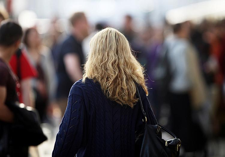 Blonde Frau mit Locken, über dts Nachrichtenagentur