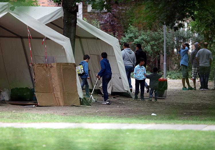 Flüchtlinge an einer Aufnahmestelle, über dts Nachrichtenagentur