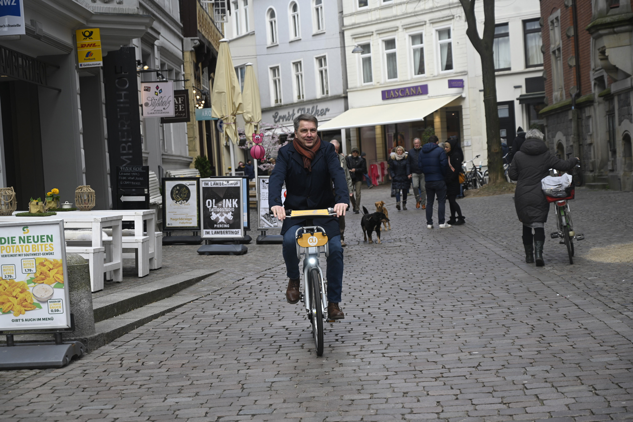 Oberbürgermeister Jürgen Krogmann dreht eine Runde auf dem OLi-Bike.