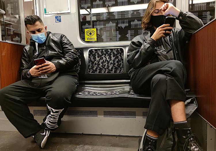 Männer mit Maske in einer U-Bahn, über dts Nachrichtenagentur