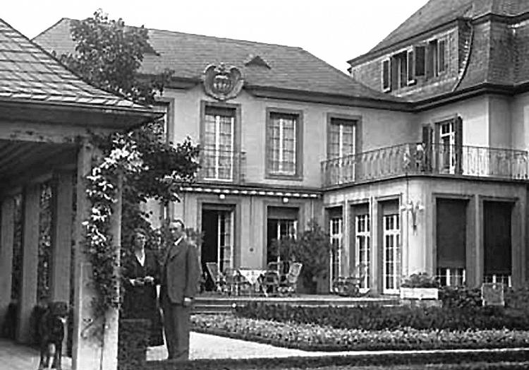 Konrad Adenauer in früheren Jahren vor seinem Haus, über dts Nachrichtenagentur