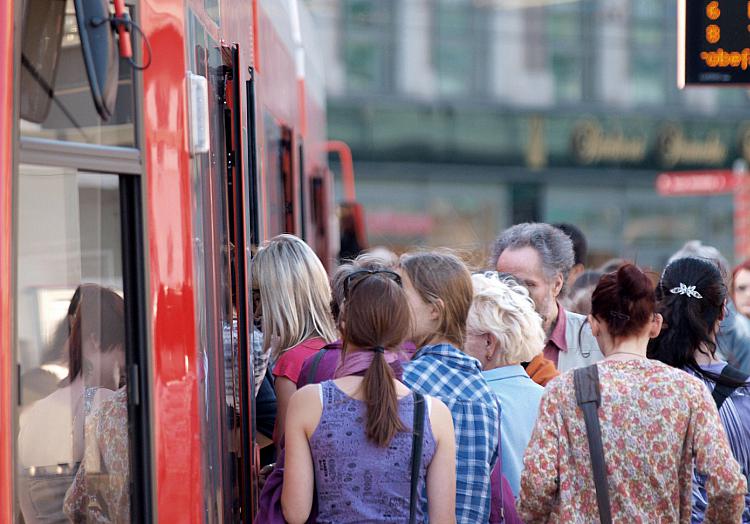 Fahrgäste in einer Straßenbahn, über dts Nachrichtenagentur