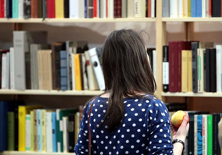 Frau steht vor einem Buchregal (Archiv), über dts Nachrichtenagentur