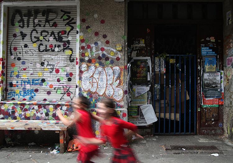Kinder vor einem unsanierten Haus in Berlin-Neukölln, über dts Nachrichtenagentur