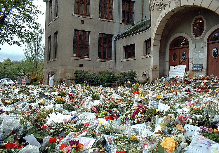 Blumenmeer vor dem Gutenberg-Gymnasium in Erfurt 2002, über dts Nachrichtenagentur
