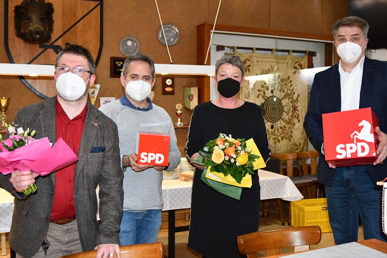 Oberbürgermeister Jürgen Krogmann gratuliert dem neuen SPD-Vorstand: Stellvertreter Carsten Kruse, die Vorstände Christoph Sahm und Hanna Naber.