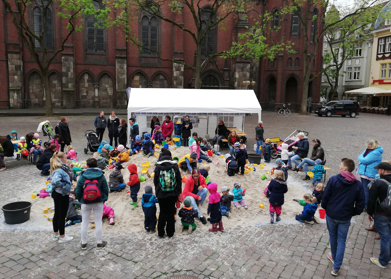 Schon 2019 hatten die „Frühen Hilfen“ eine erfolgreiche Sandkasten-Aktion am Alten Rathaus angeboten. Mit dem Kinder-Stadt-Garten wird das Angebot jetzt erweitert und zieht auf den Waffenplatz.