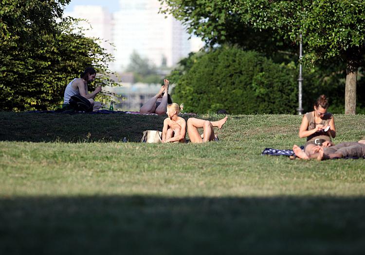 Sonnenbaden auf einer Wiese, über dts Nachrichtenagentur