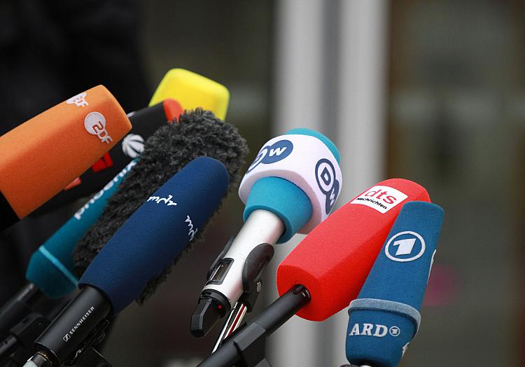 Mikrofone von Journalisten, über dts Nachrichtenagentur