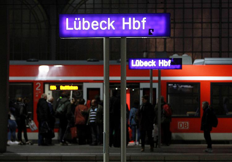 Passagiere im Lübeck Hbf, über dts Nachrichtenagentur