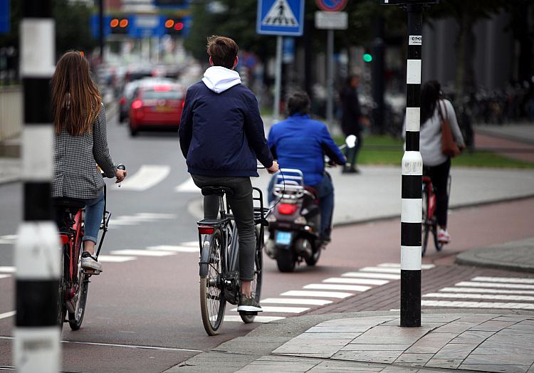 Fahrradfahrer und Rollerfahrer, über dts Nachrichtenagentur