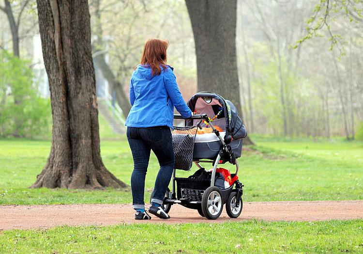 Mutter mit Kinderwagen, über dts Nachrichtenagentur