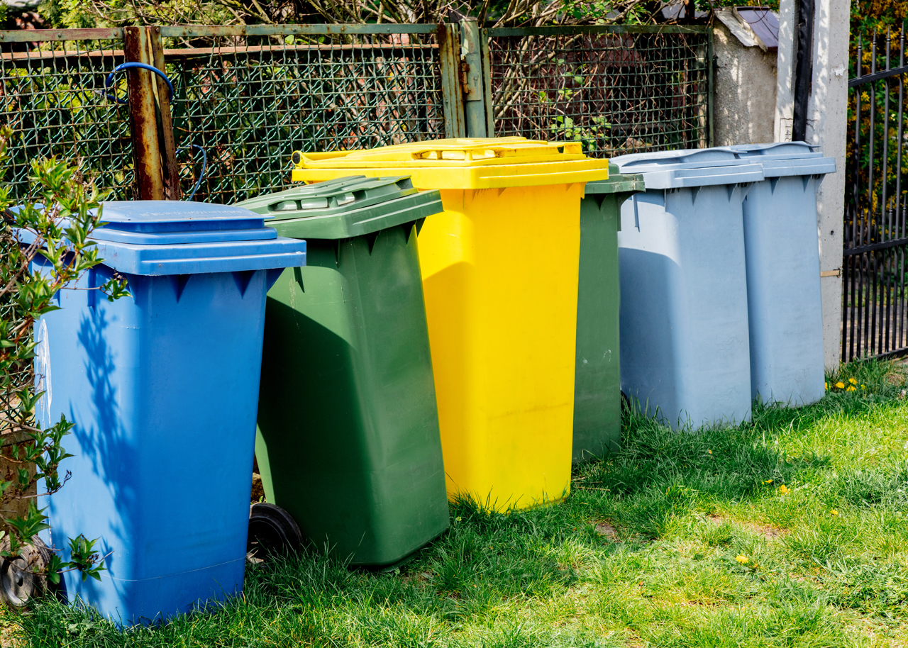 Die bisherigen Gebührenmarken auf Müllbehältern haben in Oldenburg bald ausgedient. Der Abfallwirtschaftsbetrieb (AWB) bereitet die Einführung des Behälter-Ident-Systems für Rest- und Bioabfallbehälter vor. Foto: Masson-Simon 