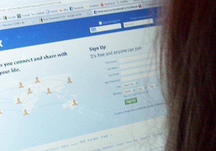 Facebook-Nutzerin vor dem Computer, über dts Nachrichtenagentur