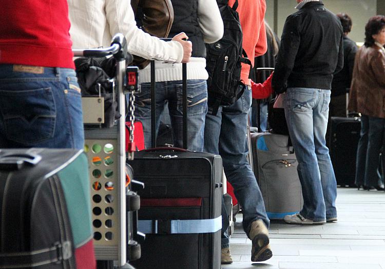 Touristen beim Check-in am Flughafen, über dts Nachrichtenagentur