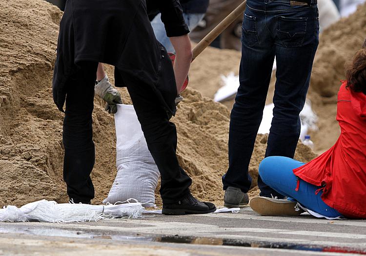 Hochwasser-Helfer beim Befüllen von Sandsäcken, über dts Nachrichtenagentur