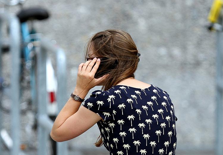 Junge Frau mit Handy, über dts Nachrichtenagentur