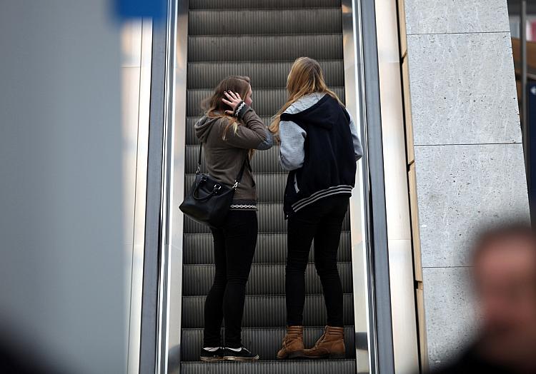 Junge Mädchen auf einer Rolltreppe, über dts Nachrichtenagentur