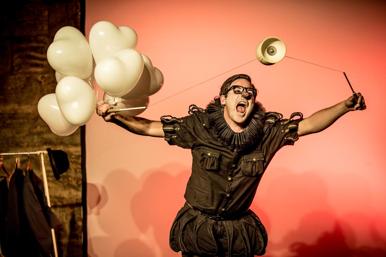 Juggler and comedian Matthias Romir is part of 3 short circus plays at the festival in Neuland.