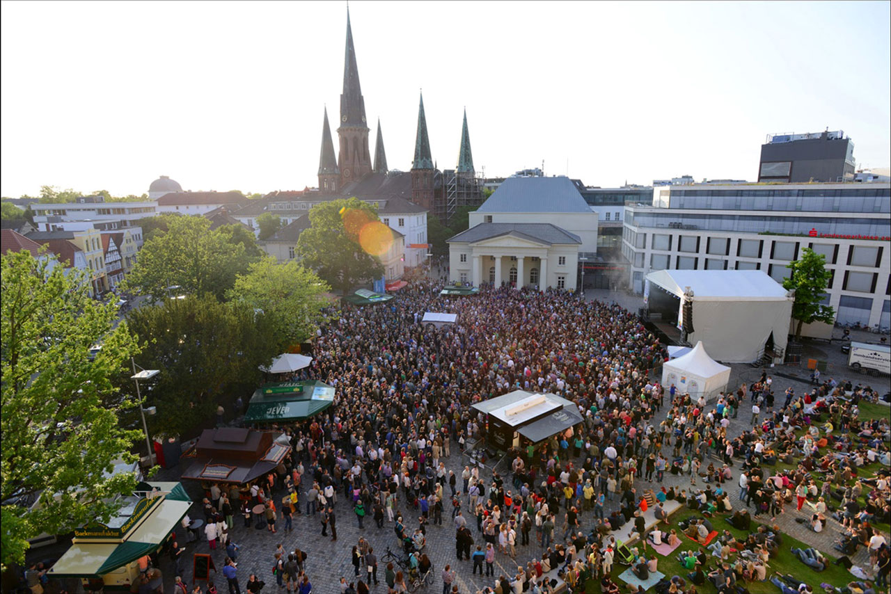 Nach zwei Jahren Pause kehrt der Kultursommer Oldenburg mit seinen kostenlosen Konzerten auf den Schlossplatz zurück. Vom 22. bis 31. Juli gibt es dazu an verschiedenen Orten in der Innenstadt Konzerte, Theater, Lesungen, Freiluftkino und Familienprogramm.