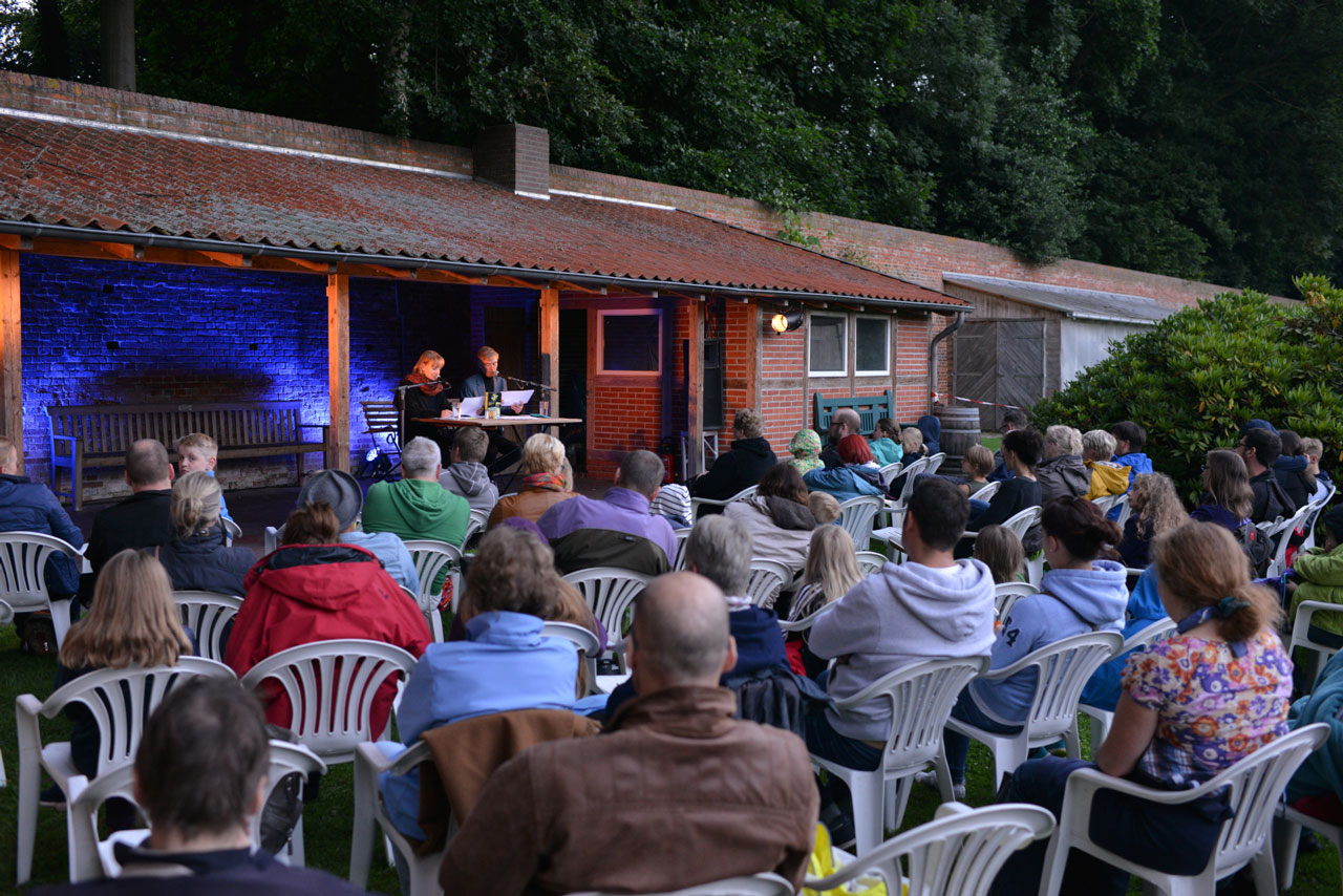 Die Lesungen im Küchengarten im Oldenburger Schlossgarten sind immer schnell ausverkauft, so dass sich der Vorverkauf unter www.kultursommer-oldenburg.de empfiehlt.