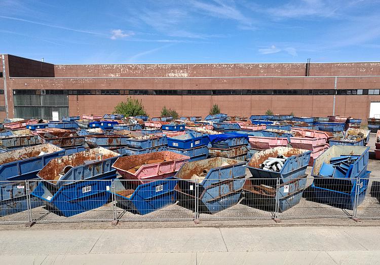 Container für Schrott und Abfall, über dts Nachrichtenagentur