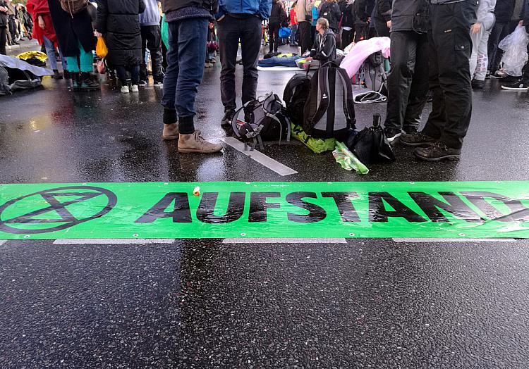 Eine Straßenblockade in Berlin, über dts Nachrichtenagentur